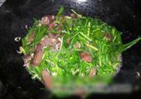 韭菜炒猪血的做法 步骤6