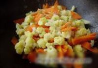 胡萝卜炒菜花的做法 步骤6
