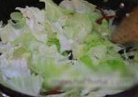 炝圆白菜的做法 步骤2
