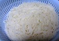 牛肉炒米粉的做法 步骤3