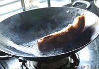 肥猪肉焖炭步芋头的做法 步骤4