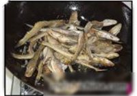 青红椒煸小鱼干的做法 步骤5