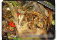 青红椒煸小鱼干的做法 步骤7