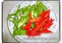 青红椒煸小鱼干的做法 步骤3