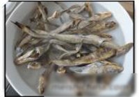 青红椒煸小鱼干的做法 步骤1