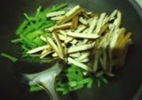 西芹炒豆干的做法 步骤5