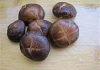 香菇黄豆凤爪汤的做法 步骤4