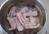 香菇黄豆凤爪汤的做法 步骤2