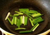 葱油拌金针菇的做法 步骤5