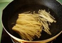 葱油拌金针菇的做法 步骤3