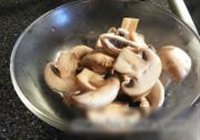 蘑菇玉米芯小炒肉的做法 步骤2