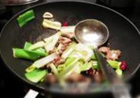 大蒜小炒肉的做法 步骤6