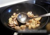 蘑菇玉米芯小炒肉的做法 步骤5