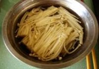 葱油拌金针菇的做法 步骤4
