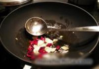 大蒜小炒肉的做法 步骤4