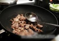 大蒜小炒肉的做法 步骤2
