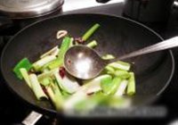 大蒜小炒肉的做法 步骤5