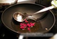 大蒜小炒肉的做法 步骤3