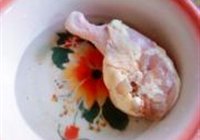 白菜粉皮炖鸡的做法 步骤1
