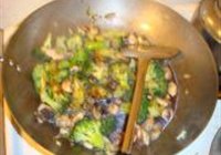 西兰花腊肠蛋饭的做法 步骤8