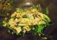 蒜苗炒鸡蛋的做法 步骤5