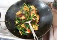 蒜苗炒豆腐的做法 步骤6