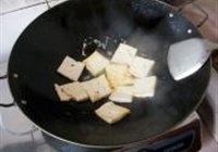 蒜苗炒豆腐的做法 步骤2