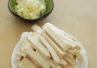 双色剁椒蒸豆干的做法 步骤1