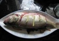 特色蒸鲈鱼的做法 步骤13