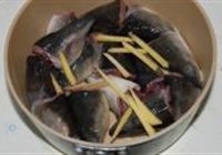 酸包菜煨鳗鱼头的做法 步骤2