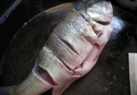 特色蒸鲈鱼的做法 步骤7