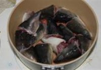 酸包菜煨鳗鱼头的做法 步骤1