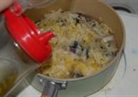 酸包菜煨鳗鱼头的做法 步骤4