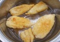 美容汤花胶炖鸡的做法 步骤5