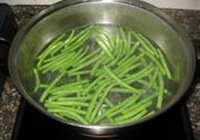 蒜香番茄浇豇豆的做法 步骤3