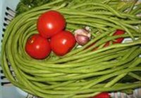 蒜香番茄浇豇豆的做法 步骤1