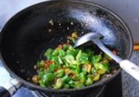 剁椒炒尖辣椒的做法 步骤6