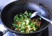 剁椒炒尖辣椒的做法 步骤4