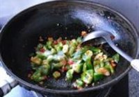 剁椒炒尖辣椒的做法 步骤5