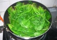 菠菜炒蟹棒的做法 步骤3
