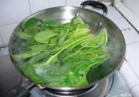 菠菜炒蟹棒的做法 步骤2