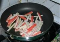 菠菜炒蟹棒的做法 步骤7