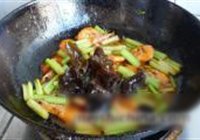 芹菜炒大虾的做法 步骤12