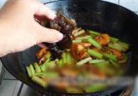芹菜炒大虾的做法 步骤11