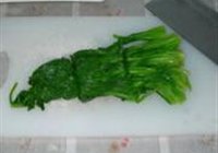 菠菜炒蟹棒的做法 步骤4