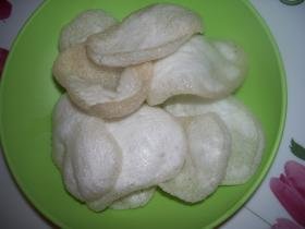 油炸虾片和虾团