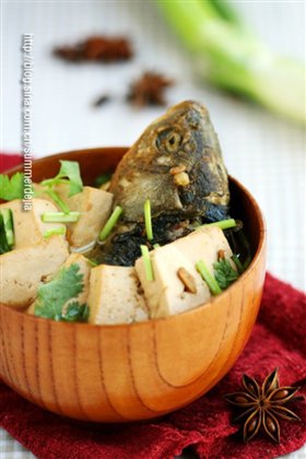 酱鲫鱼炖豆腐