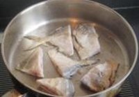 红腐乳鲳鱼豆腐煲的做法 步骤3