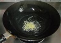 家常炒皮肚的做法 步骤3