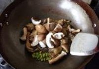 香菇毛豆焖仔鸡的做法 步骤9